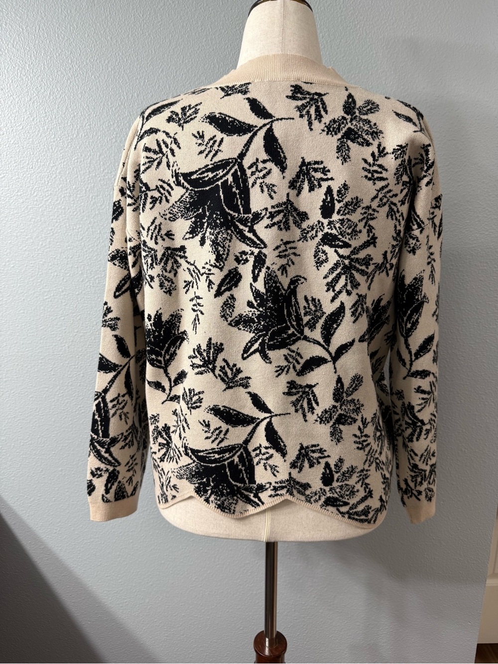 See and Be Seen Floral Scalloped Hem Sweater Top Large Black Tan NWT - Picture 3 of 7